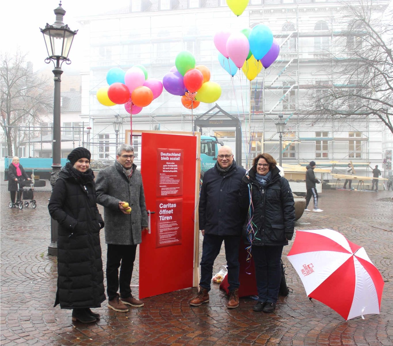 Auf dem Siegburger Marktplatz verteilten Caritsa, SkF und SKM Äpfeln und Thesenpapiere. (c) Caritas